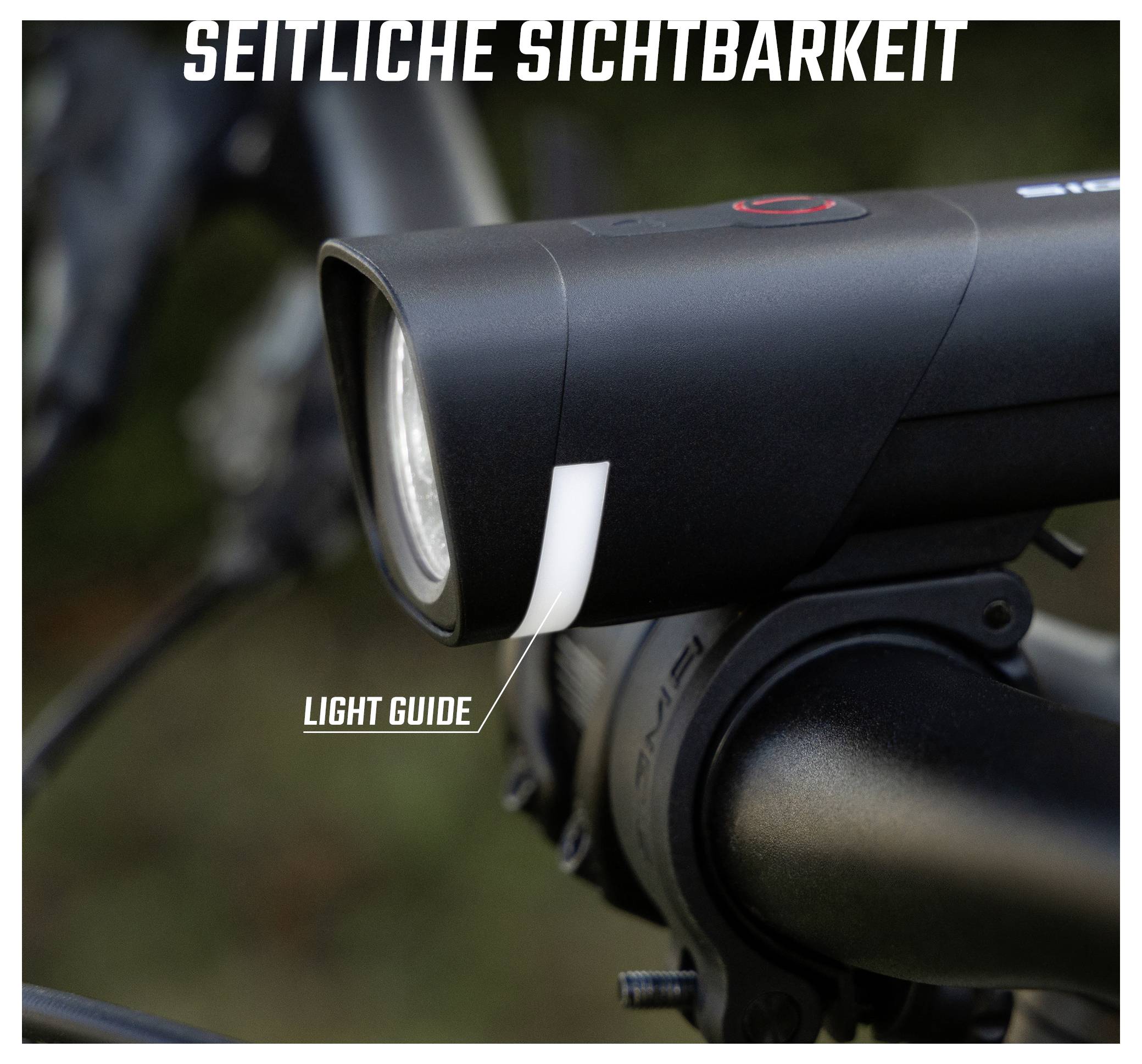 Nahaufnahme eines Fahrradlampen-Frontlichts mit der Beschriftung 'SEITLICHE SICHTBARKEIT' und dem Hinweis 'LIGHT GUIDE' an der Seite.