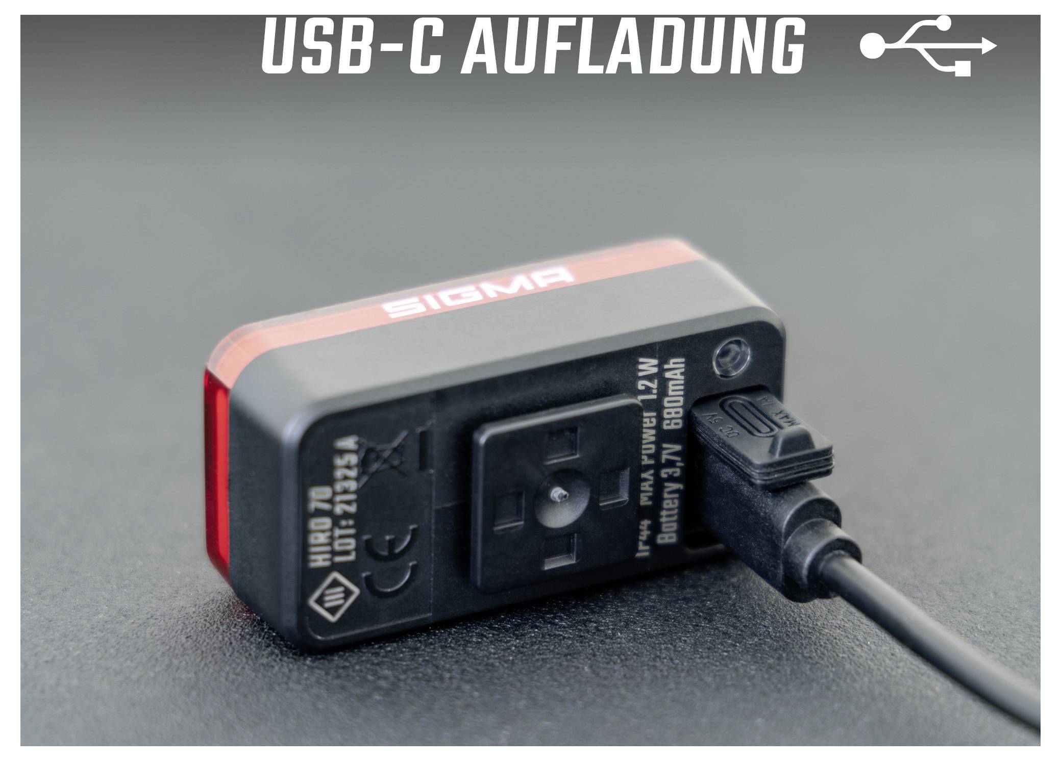 Abbildung eines Sigma-Akkus, der über USB-C geladen wird; Text oben: 'USB-C AUFLADUNG'.