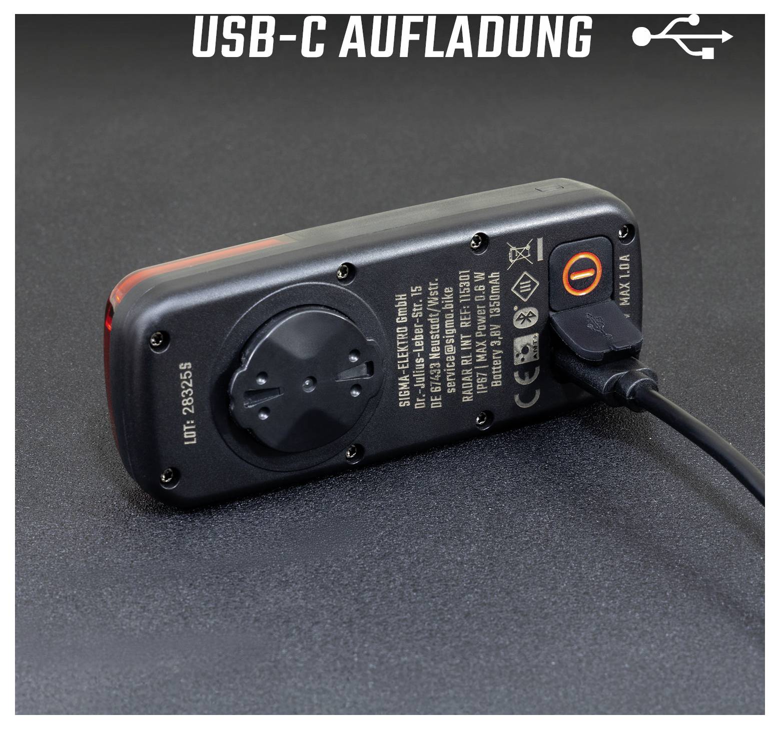USB-C-Ladegerät mit eingestecktem Kabel; orange leuchtender Schalter zeigt aktiven Ladevorgang an.