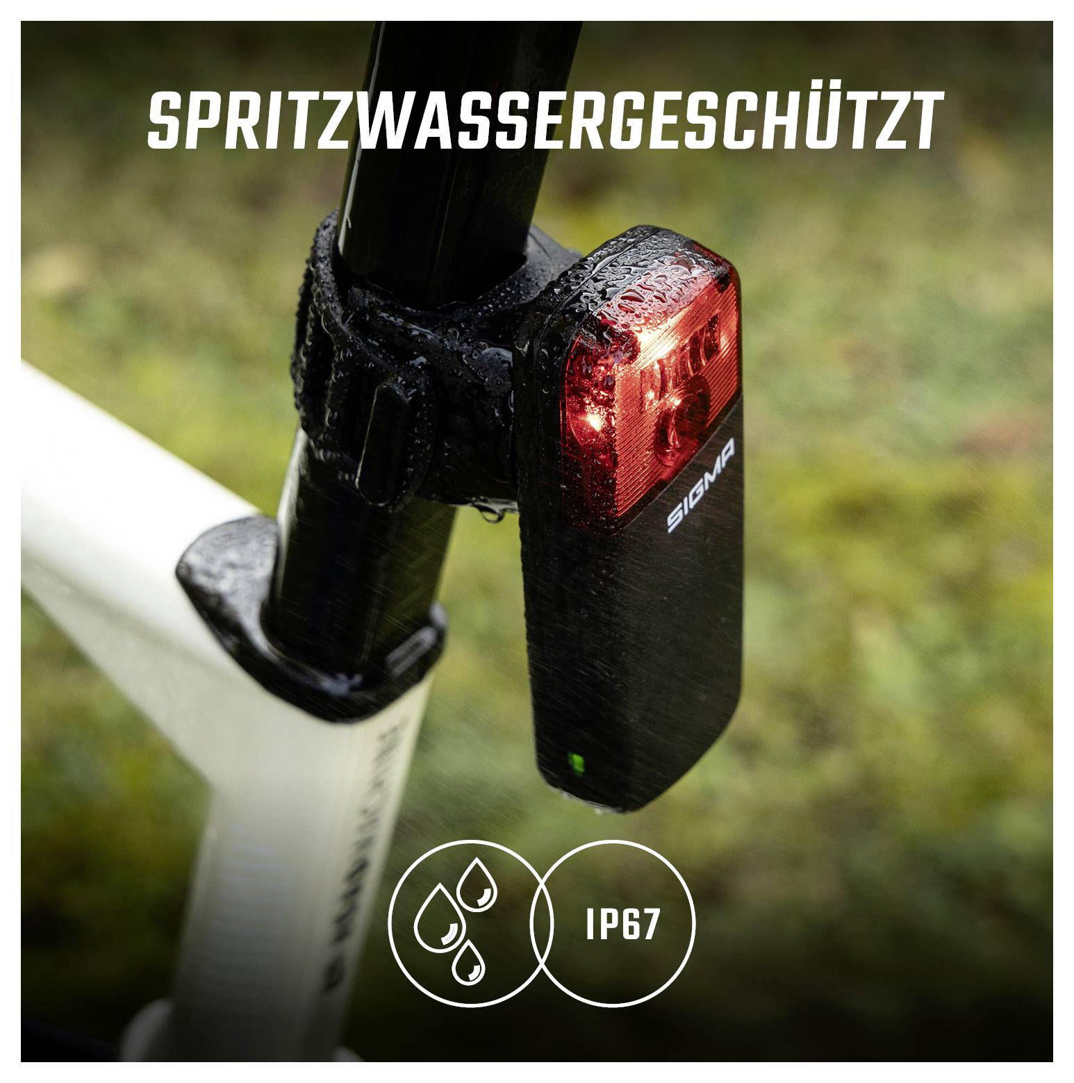 Fahrradrücklicht an der Sattelstütze, spritzwassergeschützt; Text 'SPRITZWASSERGESCHÜTZT' und Symbol 'IP67' zeigen Schutz vor Wasser und Staub.