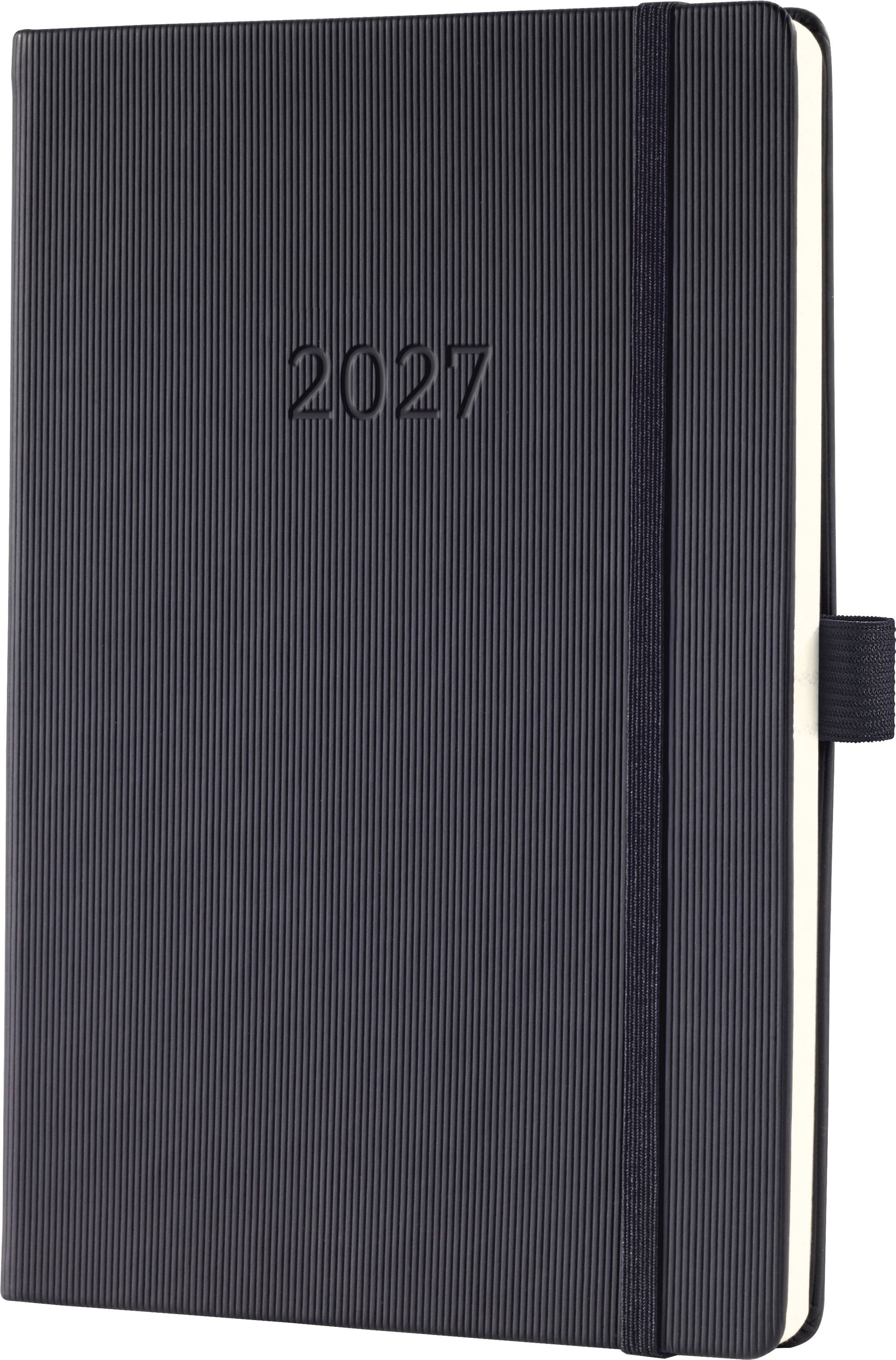 Schwarzer Planer oder Notizbuch 2027 mit strukturiertem Einband und elastischer Verschlussspange auf weißem Hintergrund.