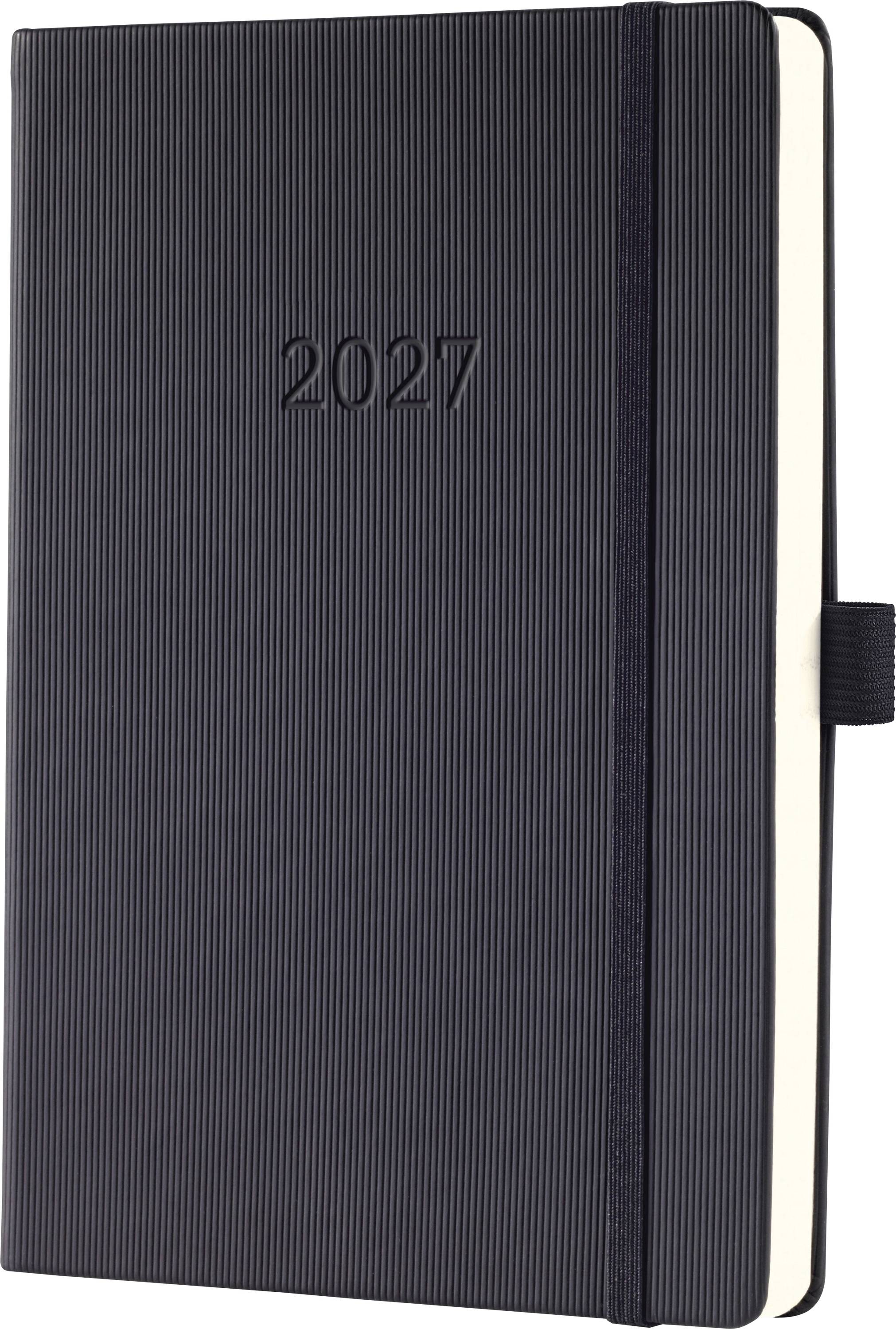 Schwarzer 2027-Planer oder Notizbuch mit strukturiertem Einband und elastischem Verschlussband, geschlossen auf weißem Hintergrund dargestellt.