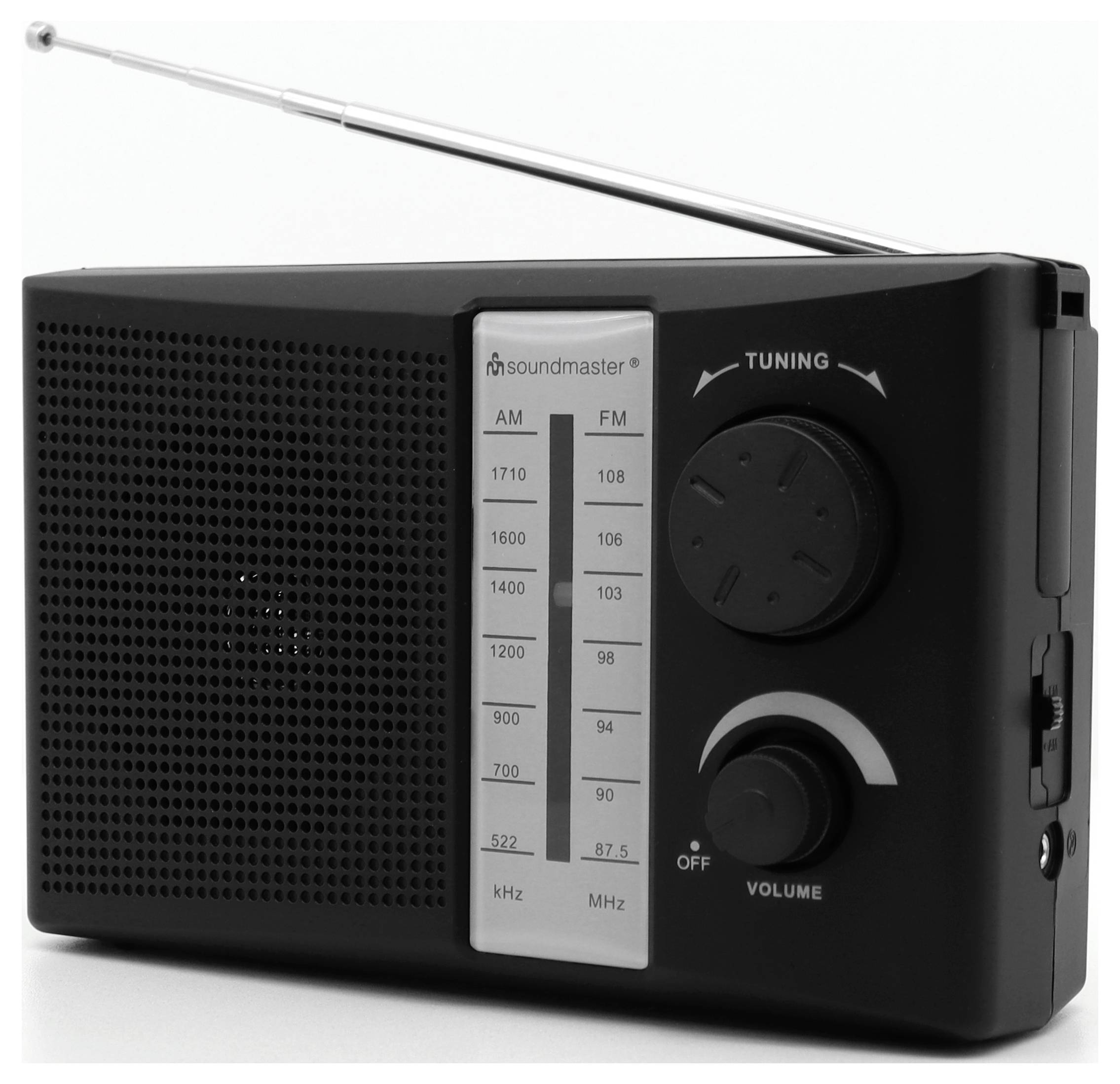 Tragbares schwarzes AM/FM-Radio mit ausziehbarer Antenne, Abstimmskala und Lautstärkeregler auf weißem Hintergrund.