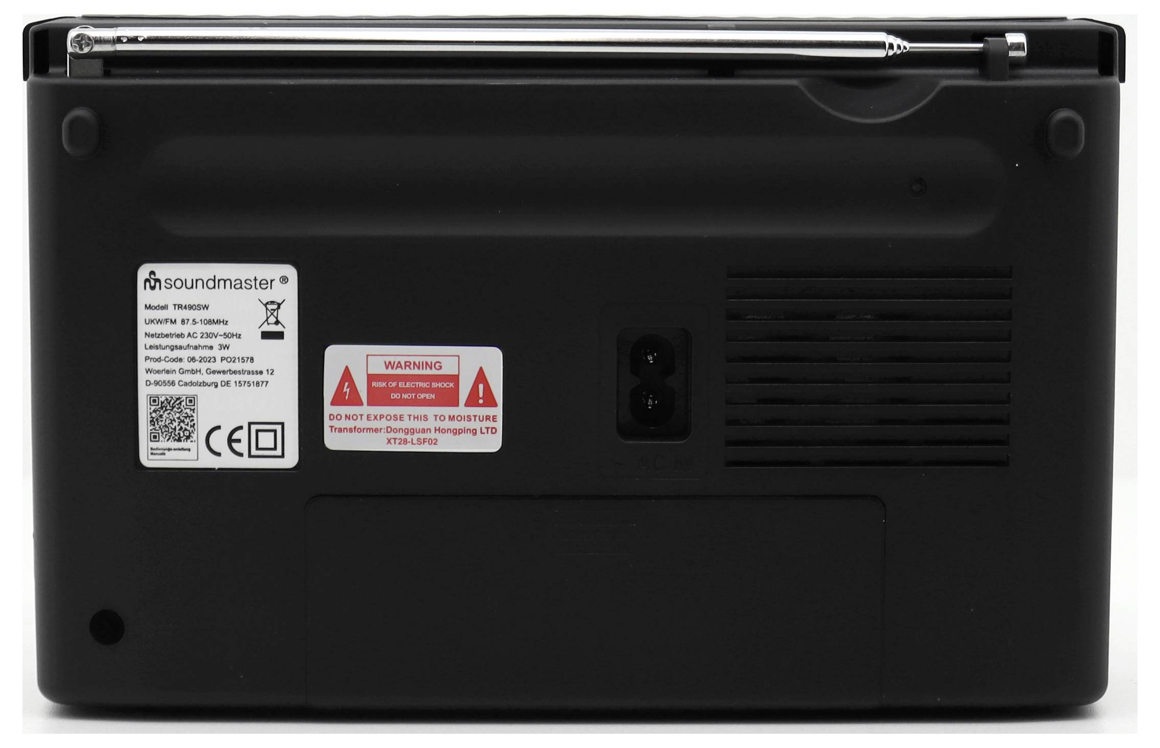 Rückseite eines schwarzen Soundmaster-Radios mit ausziehbarer Antenne, Stromkabelaufbewahrung, Lüftungsschlitzen, Warnhinweis und Produktetikett.