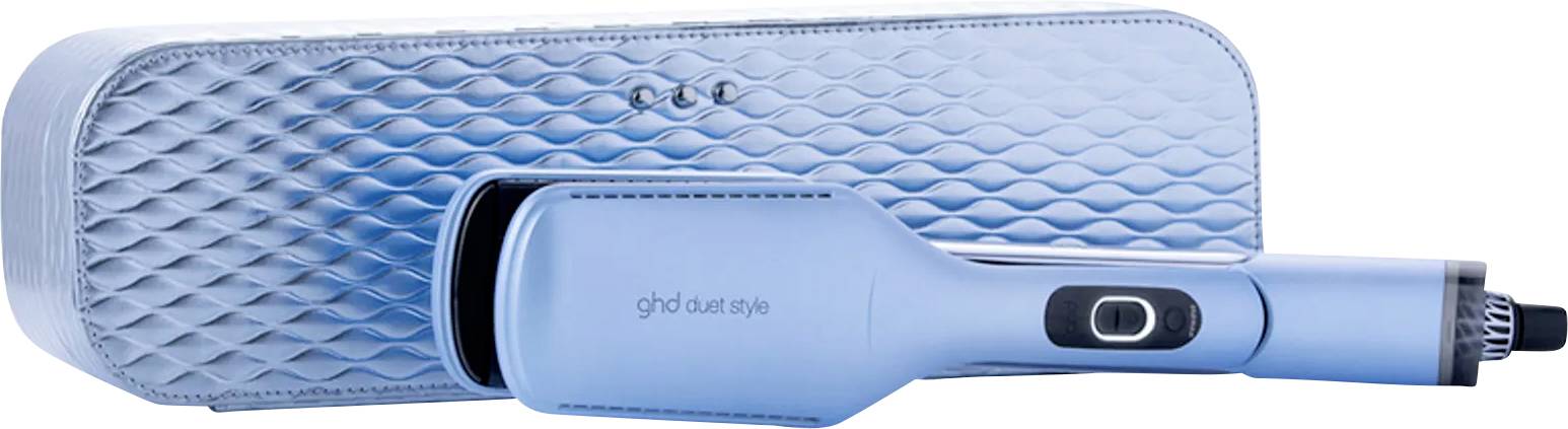 Hellblaues ghd Duet Style Haarstyling-Gerät mit passendem gestepptem Aufbewahrungsbeutel auf weißem Hintergrund.