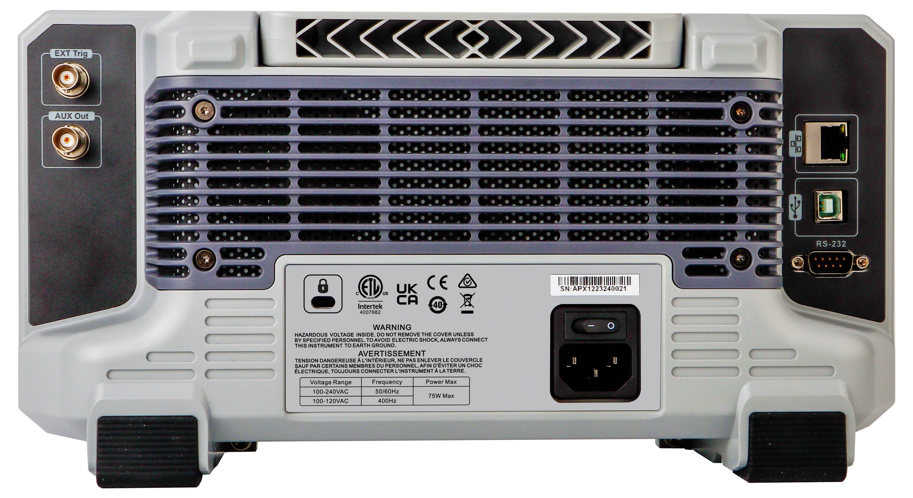 Rückansicht eines robusten elektronischen Geräts mit zwei koaxialen Steckverbindern, Kühlgitter, Ethernet- und USB-Anschlüssen, serieller Schnittstelle und Stromeingang.