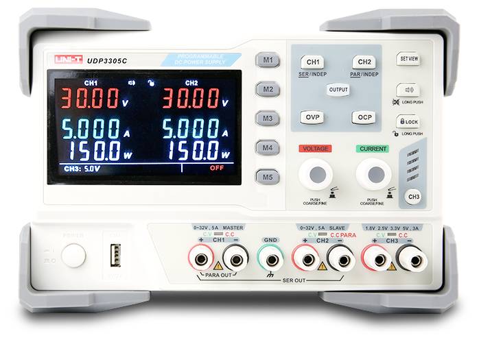 Frontansicht eines programmierbaren Gleichspannungsnetzgeräts mit Dual-Channel-Spannungs-, Strom- und Leistungsanzeigen mit Steuertasten und Ausgangsklemmen.