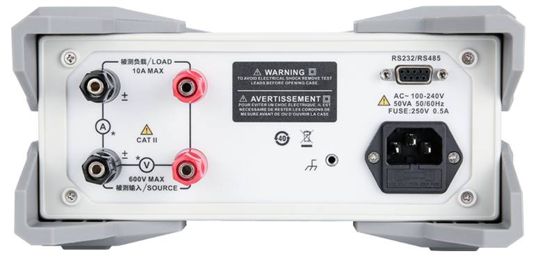 Rückseite eines Testinstruments mit LOAD- und SOURCE-Anschlüssen, RS232/RS485-Anschluss, Wechselstromeingang und Spannungs-/Stromsicherheitskennzeichnungen.