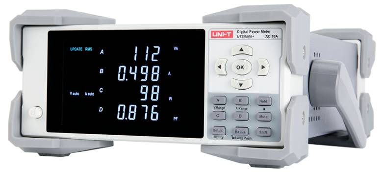Digitales Strommessgerät mit schwarzem Display, das Spannungs-, Strom-, Leistungs- und Leistungsfaktormesswerte anzeigt, montiert in einem grauen Stromzangen-Testgerät.