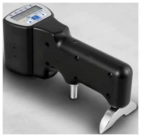 Tragbares digitales Inspektionswerkzeug mit schwarzem Pistolengriff, Steuerfeld-Display und metallischer Sondenspitze auf grauem Hintergrund.