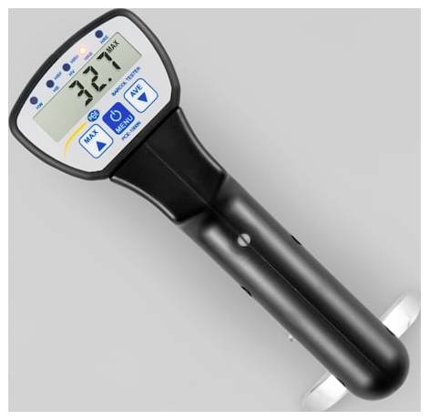 Tragbarer Metalldetektor mit digitaler Anzeige, die 327 anzeigt, mit Empfindlichkeitstasten und einer kreisförmigen Suchspule an der Basis.
