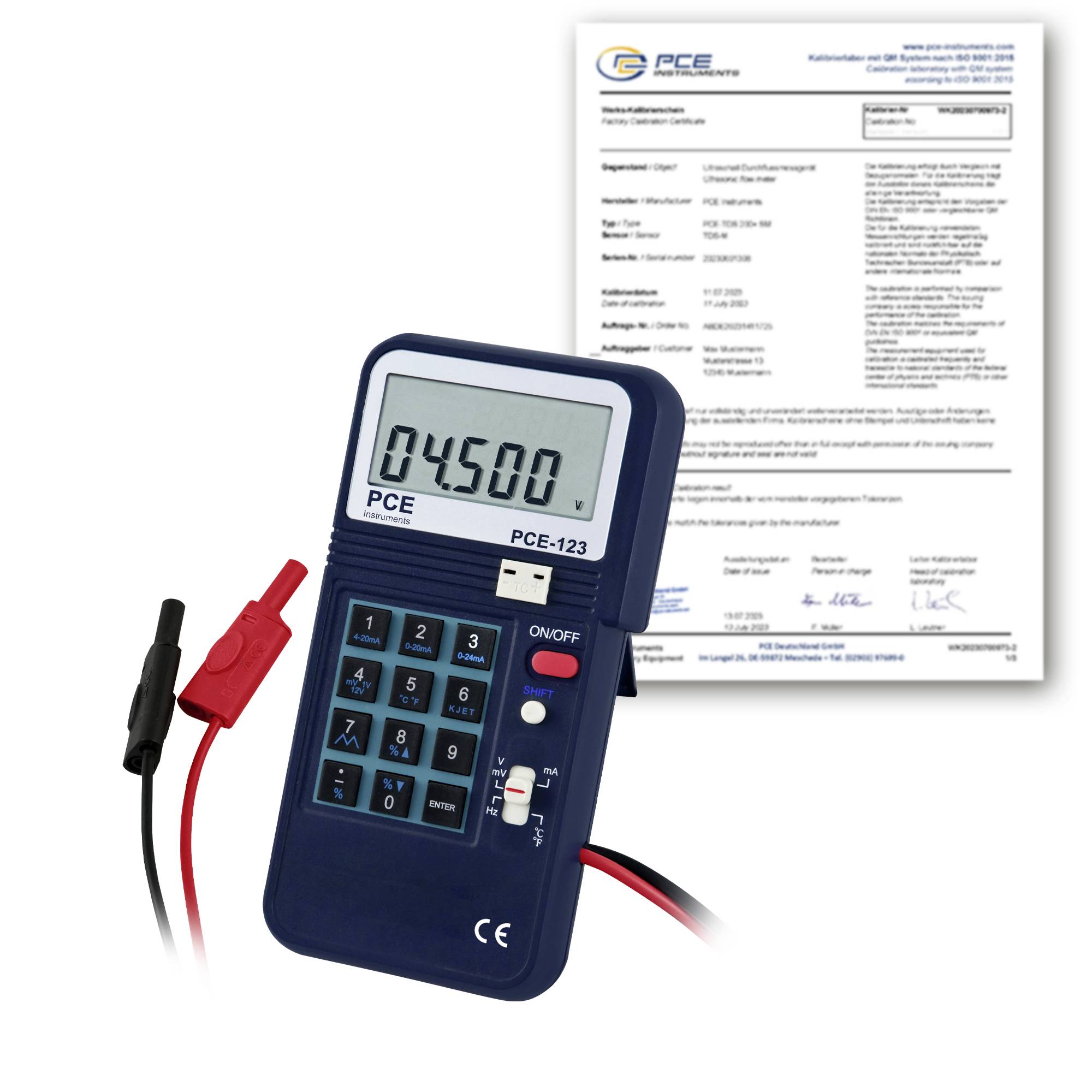 Tragbares PCE-123 Messinstrument zeigt 04500 an, mit roten und schwarzen Messleitungen und einem Kalibrierungszertifikat im Hintergrund.