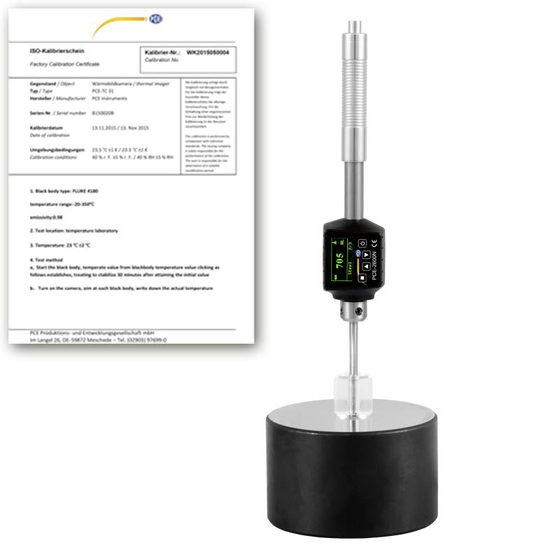 Kalibrierzertifikat neben einem digitalen Temperaturmessgerät, das auf einem Ständer mit einer Sonde und einer gewichteten Basis montiert ist.
