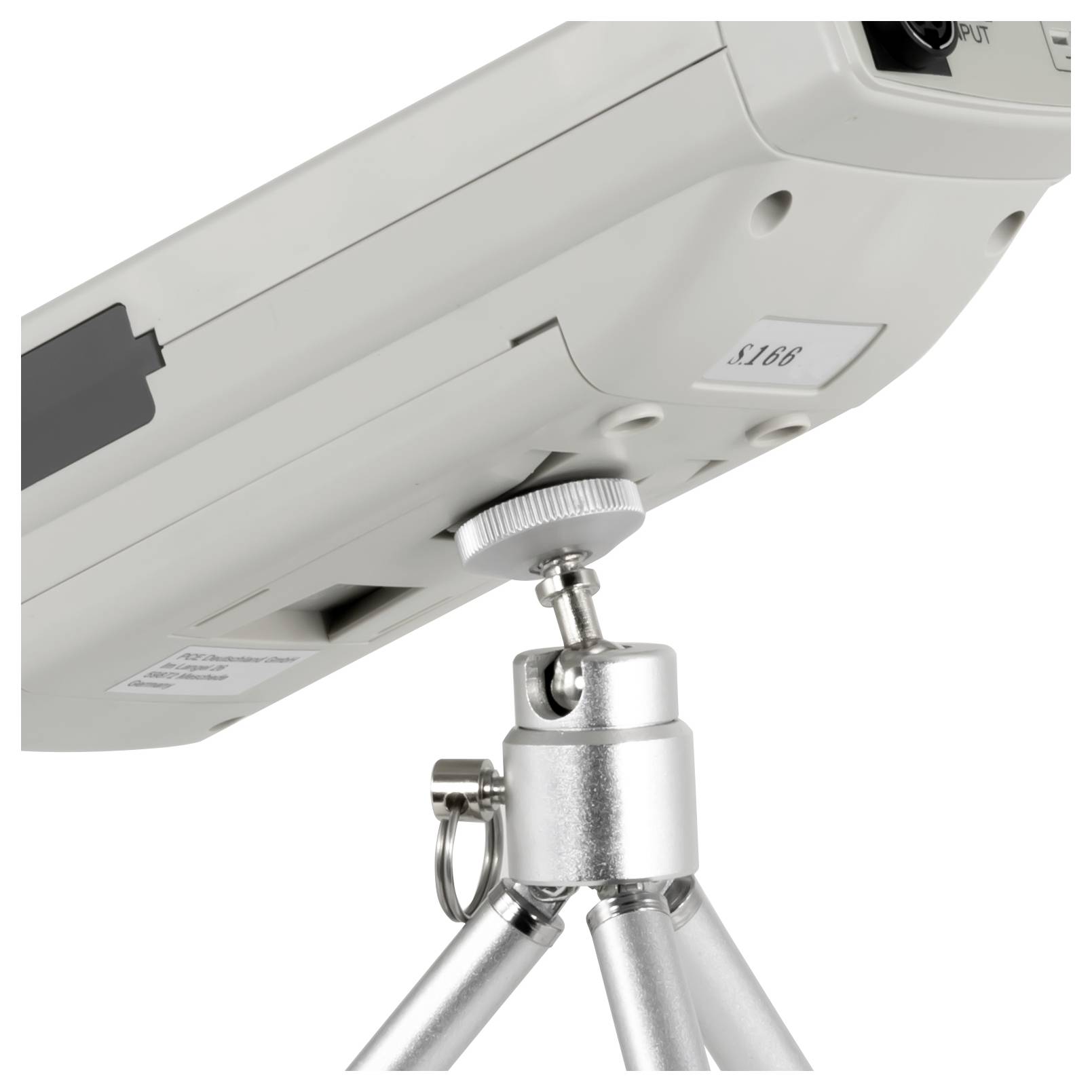 Nahaufnahme eines Geräts oder Monitors, das auf einem verstellbaren Stativständer mit Kugelgelenk montiert ist.