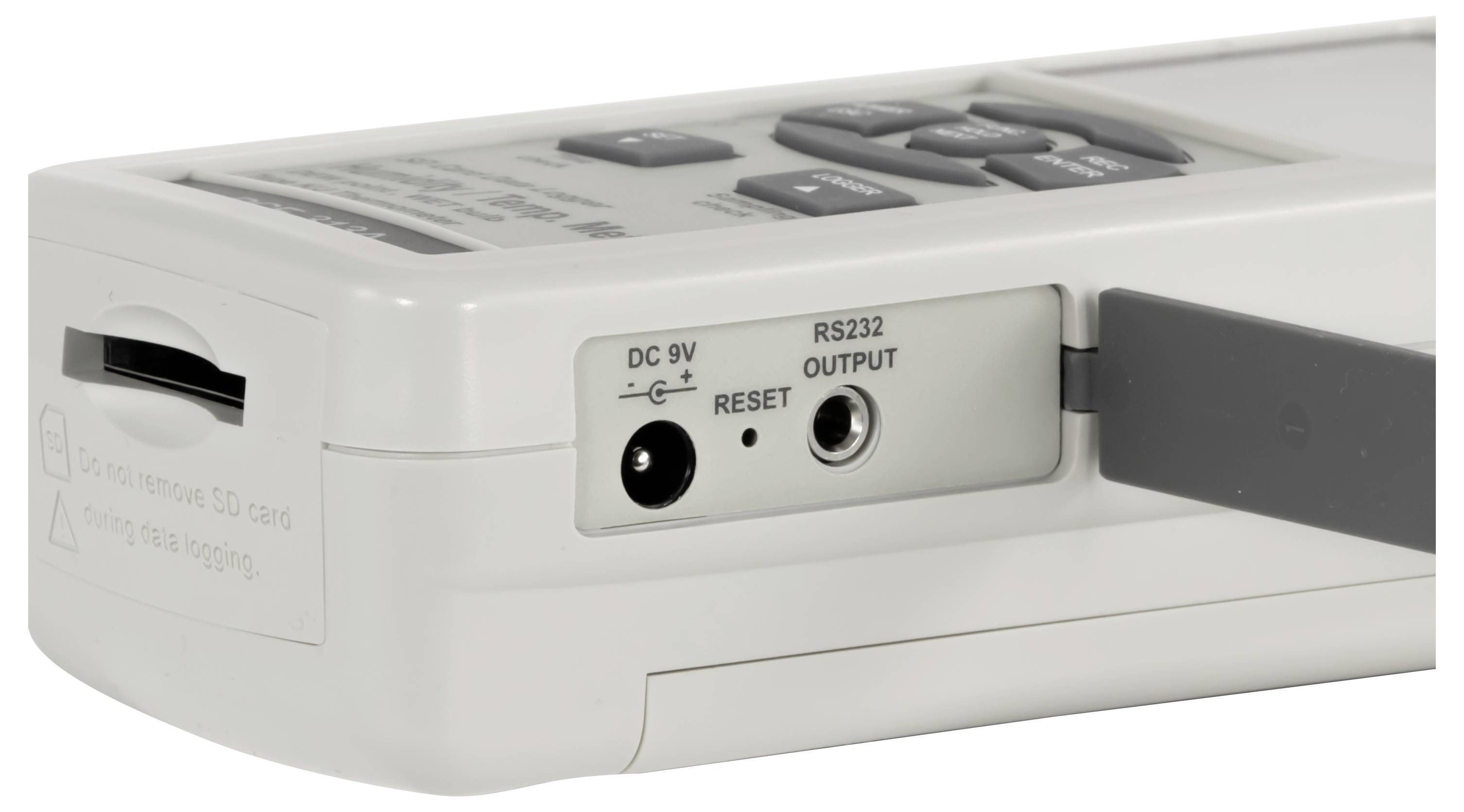 Nahaufnahme eines weißen elektronischen Geräts mit einem seitlichen Schlitz, 9V-DC-Stromeingang, Reset-Taste, RS232-Ausgangsport und einem angeschlossenen grauen Kabel.