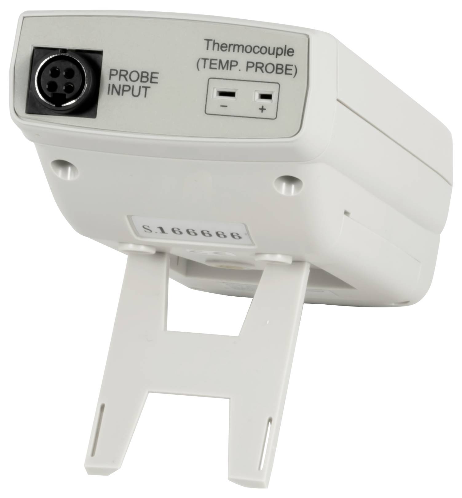 Nahaufnahme eines weißen tragbaren Thermometers oder Messgeräts mit einer Messeingangsbuchse und Thermoelement-Temperaturesondenklemmen, mit einem ausklappbaren Ständer.