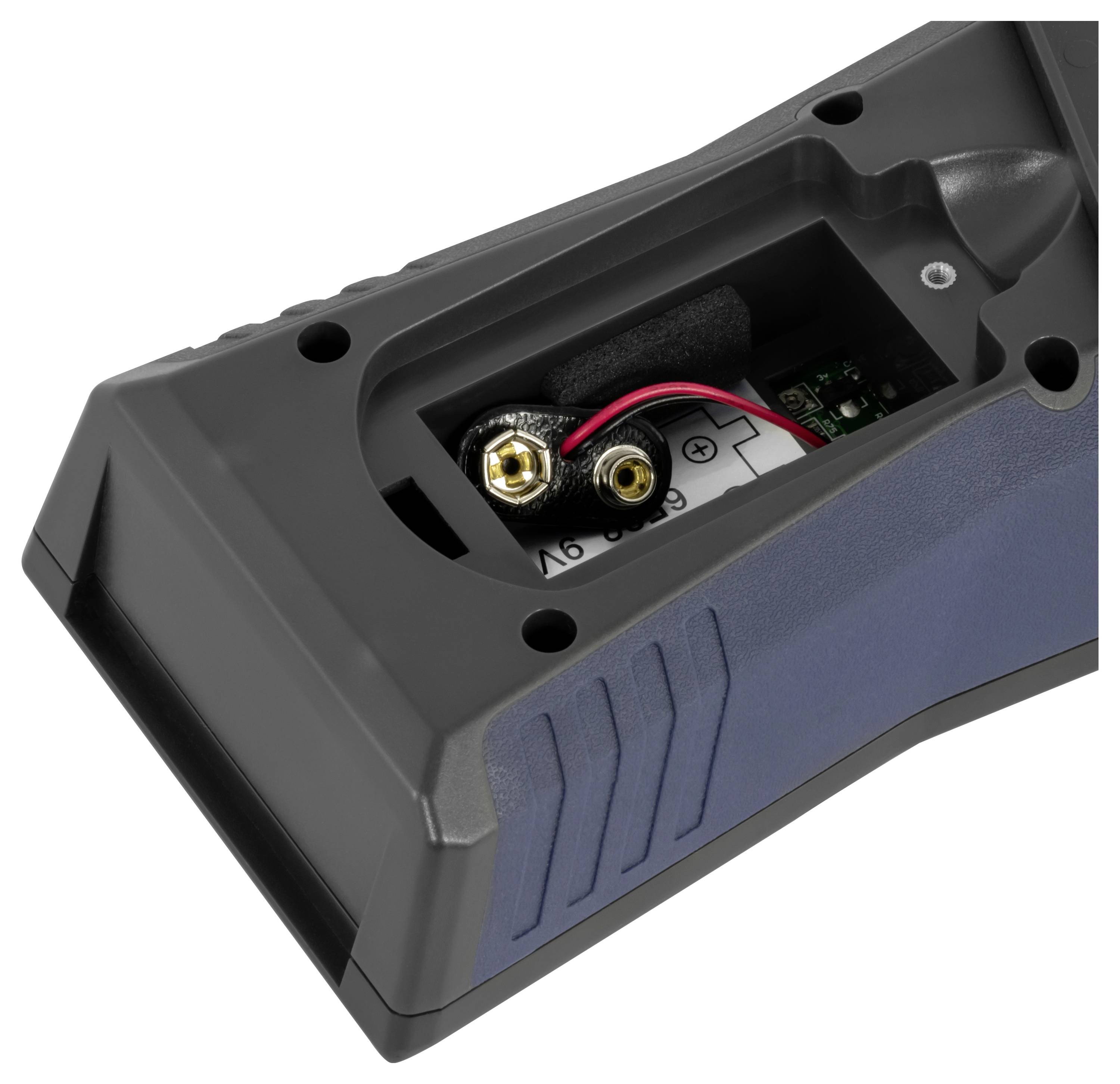 Offene Batteriefachkompartiment eines tragbaren Geräts mit sichtbarem rotem Kabel und AA-Batterieanschlüssen