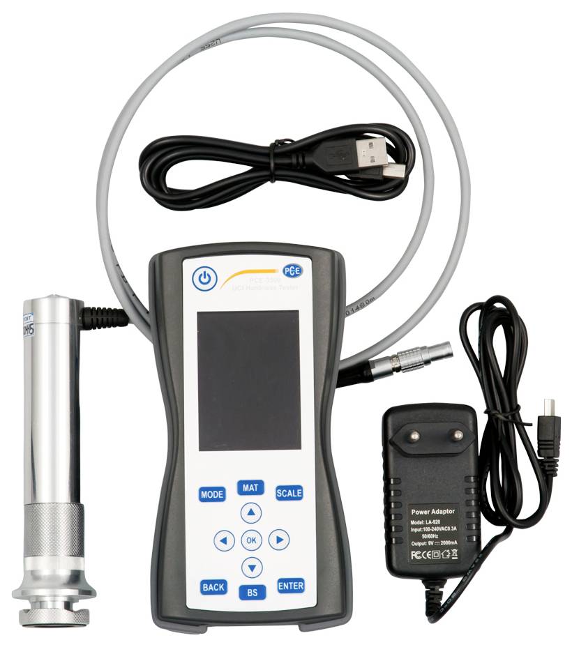 Tragbares tragbares Messinstrument mit Display, Messfühler, USB-Kabel und Stromadapter auf weißem Hintergrund.