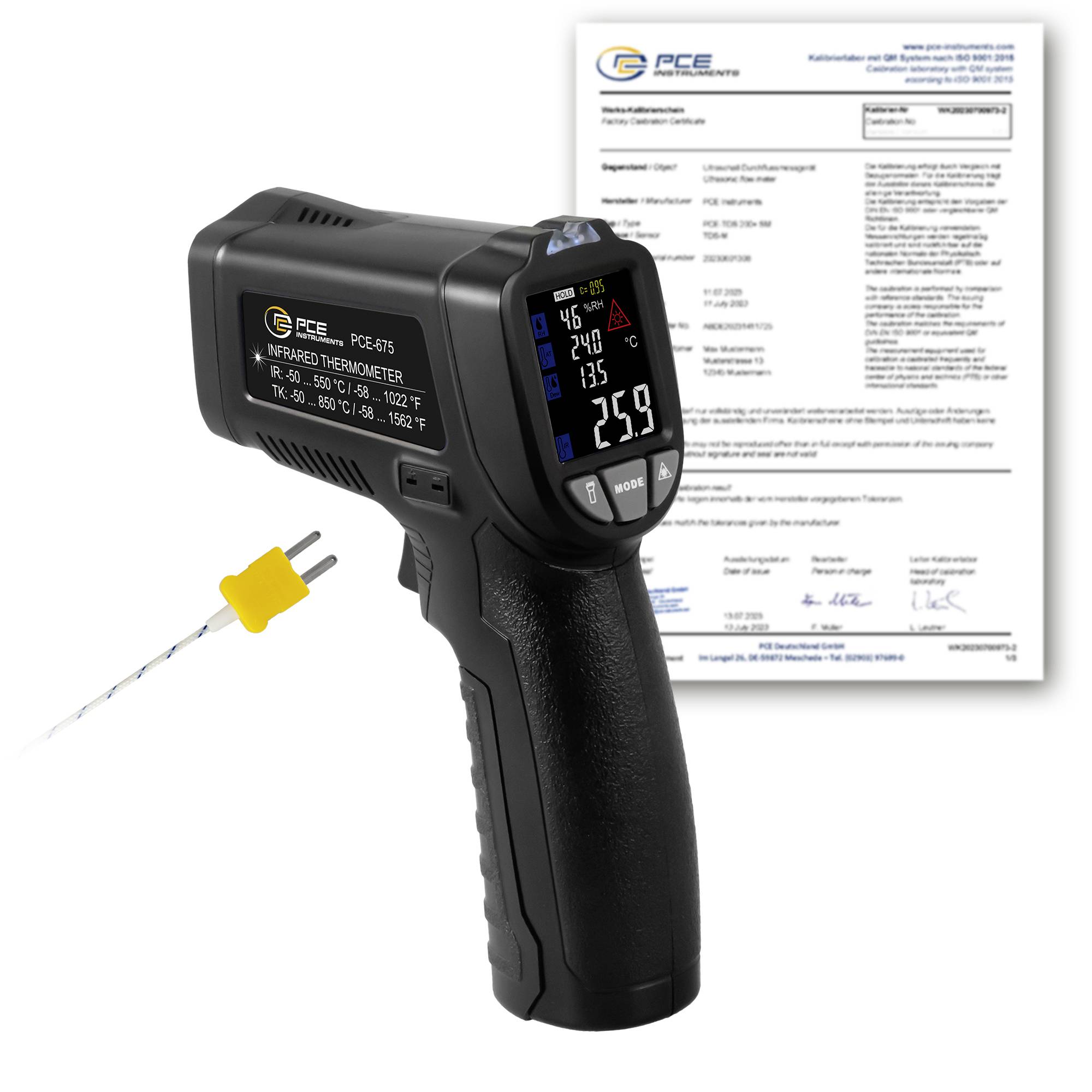 Tragbares Infrarot-Thermometer mit digitaler Anzeige, das auf einen gelben Thermoelement-Stecker zeigt, dargestellt vor einem Kalibrierzertifikatsdokument.
