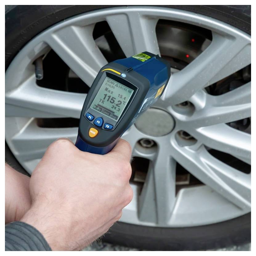 Tragbares digitales Messinstrument zur Messung der Reifenprofiltiefe eines Autoreifens auf einer Leichtmetallfelge.