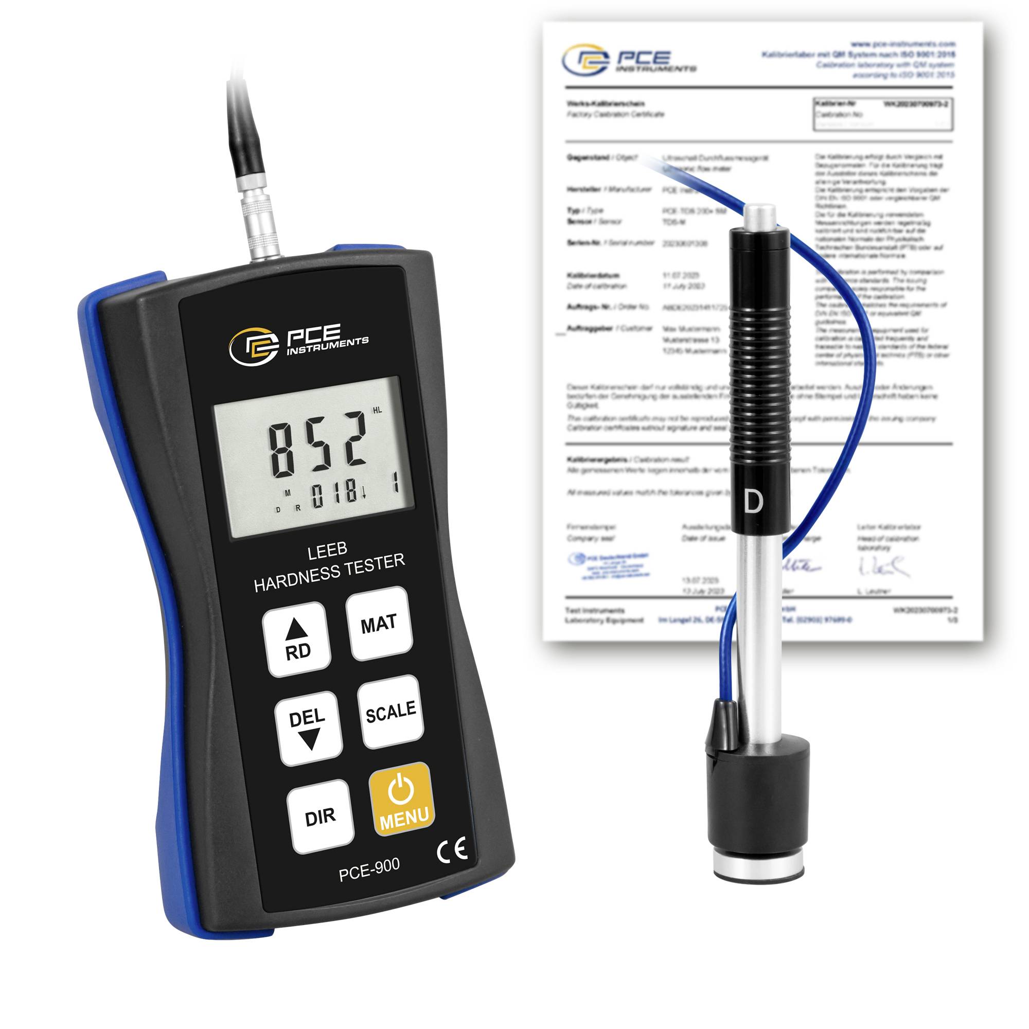 PCE Instruments Leeb-Härteprüfer mit Sonde, Displayanzeige 852 und ein Kalibrierzertifikat im Hintergrund.