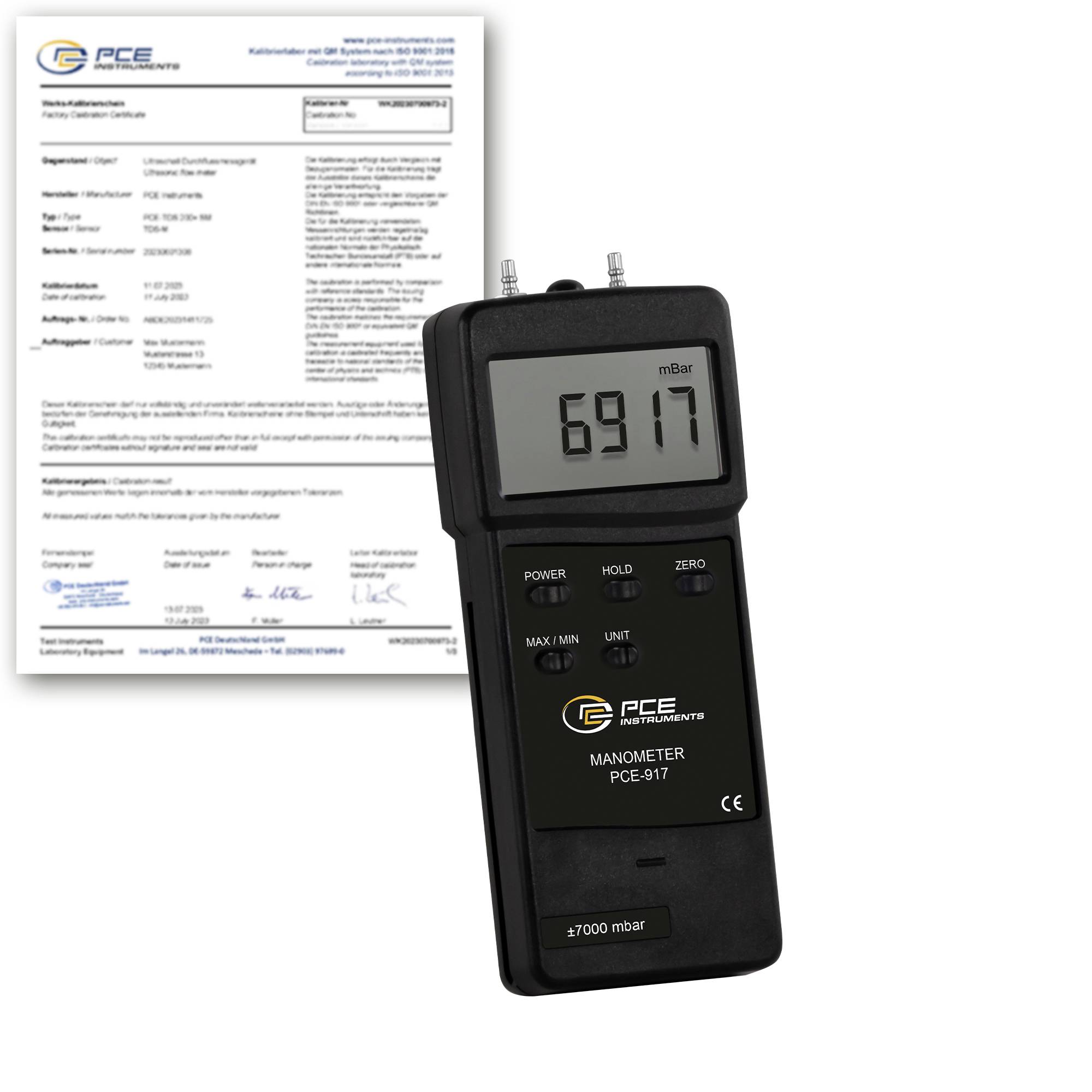 Digitales Manometer zeigt 6917 mBar an, mit einem Kalibrierzertifikat im Hintergrund.