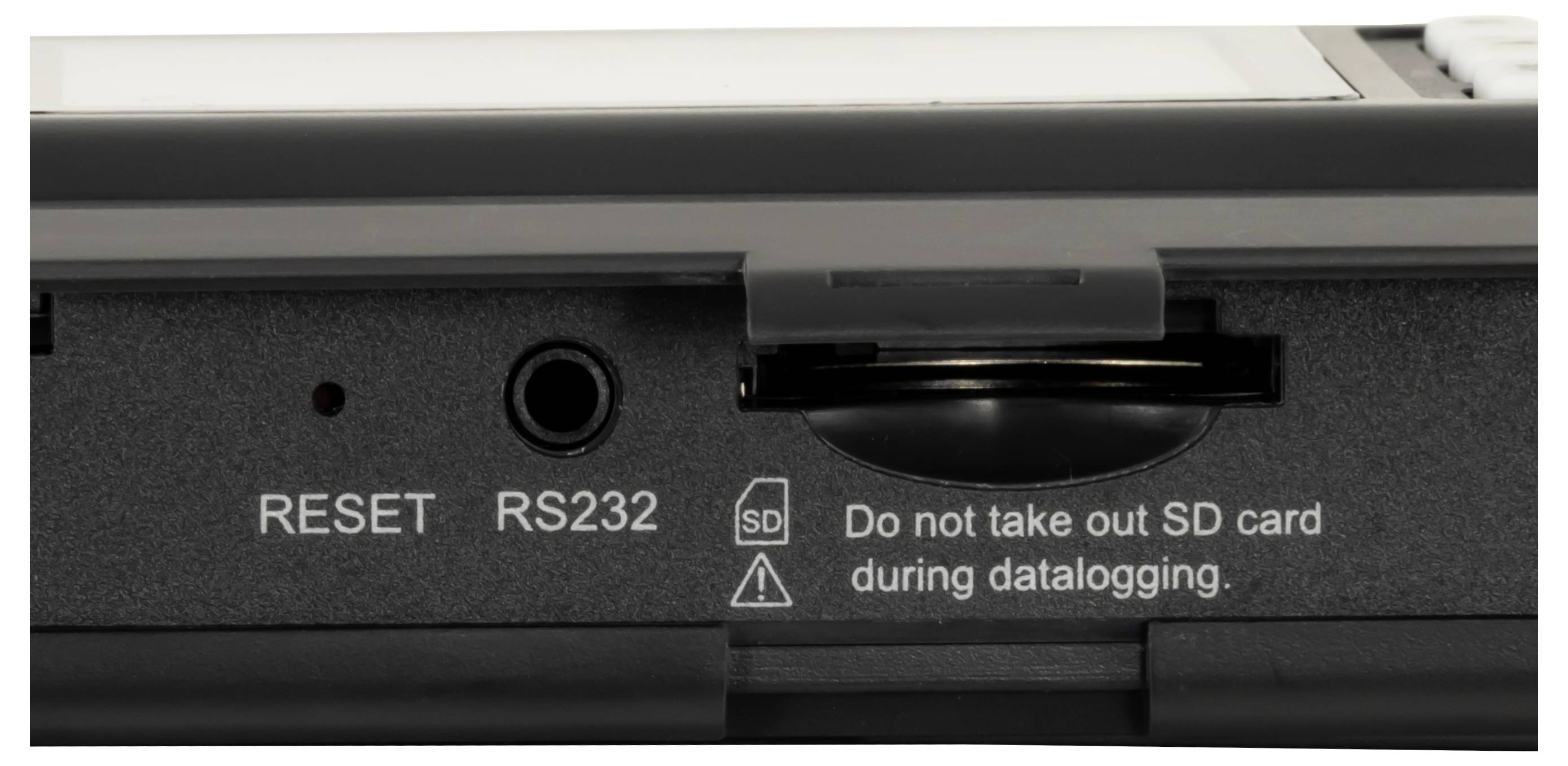 Nahaufnahme einer Geräterückseite mit einer Reset-Taste, RS232-Anschluss, SD-Kartensteckplatz und Warntext: „SD-Karte während der Datenerfassung nicht herausnehmen.