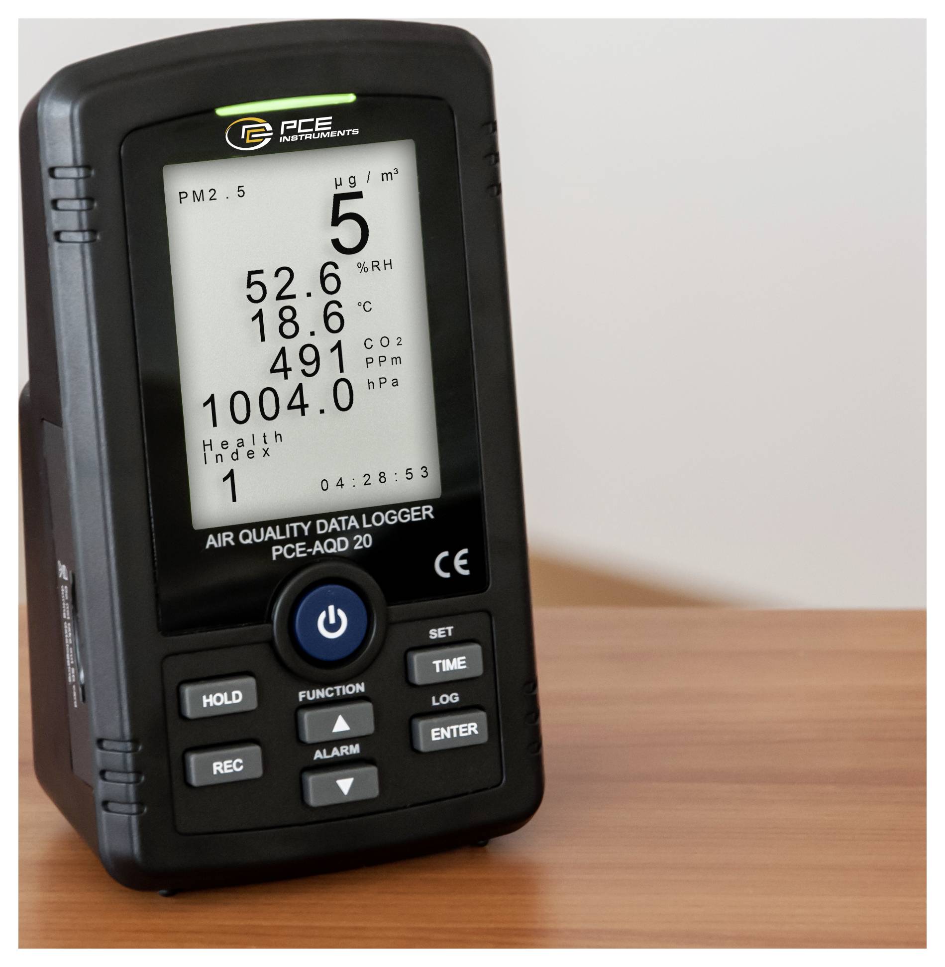 Luftqualitätsdatenspeicher mit PM2,5-, Feuchte-, Temperatur-, CO2- und Luftdruckwerten auf einem kleinen tragbaren Monitor.