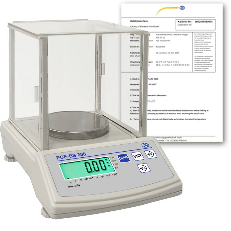 Digitale Analysenwaage mit Glaszugschutz, Wägepfanne und grünem Display mit Anzeige von 0.00, gezeigt mit einem Kalibrierzertifikat im Hintergrund.