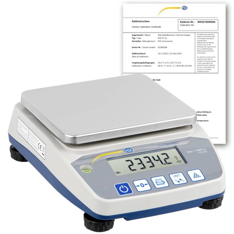 Digitale Laborwaage mit Edelstahlplattform und LCD-Anzeige mit 2334,2 g, dargestellt mit Kalibrierzertifikat im Hintergrund.