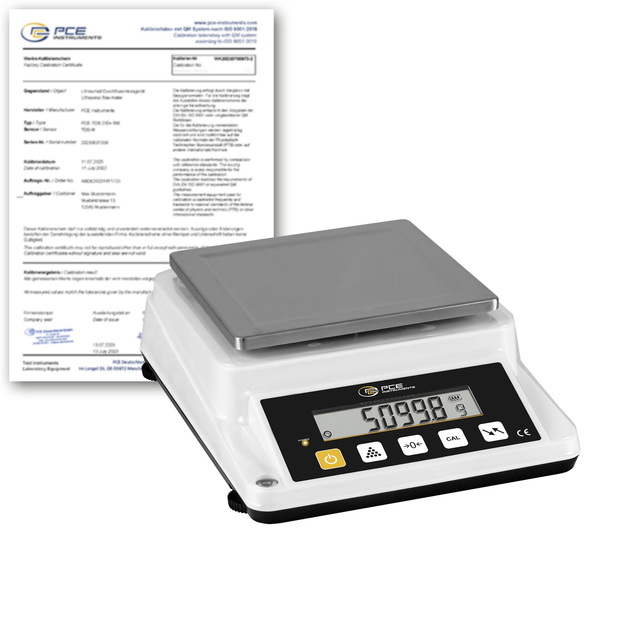 Tragbare Laborwaage mit digitaler Anzeige, die 5.0998 g anzeigt, neben einem Kalibrierzertifikat von PCE Instruments.