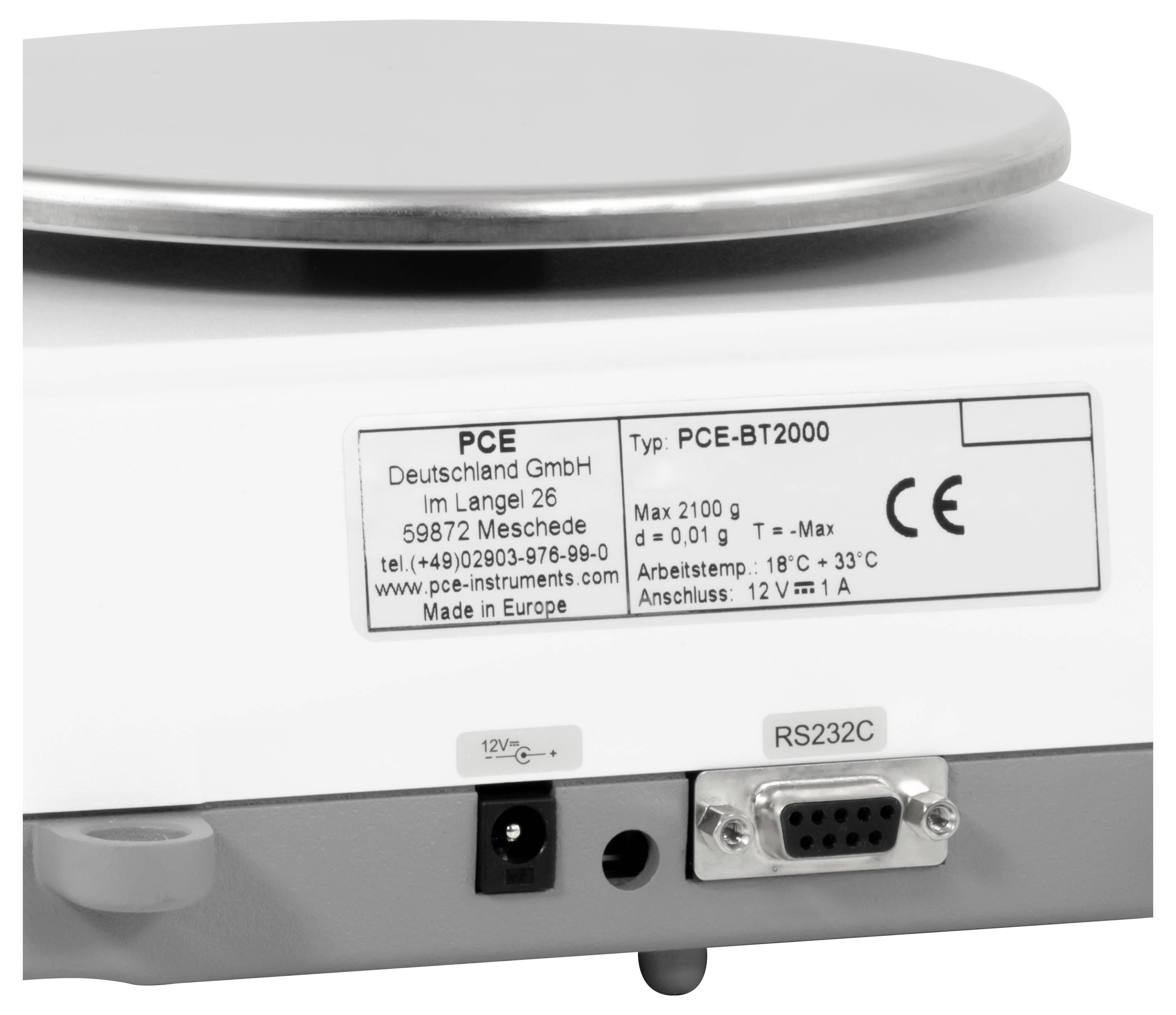 Nahaufnahme der Rückseite eines PCE-BT2000-Geräts, die das Produktetikett und die Stromversorgung, RS232C und andere Anschlüsse auf der Rückseite zeigt.