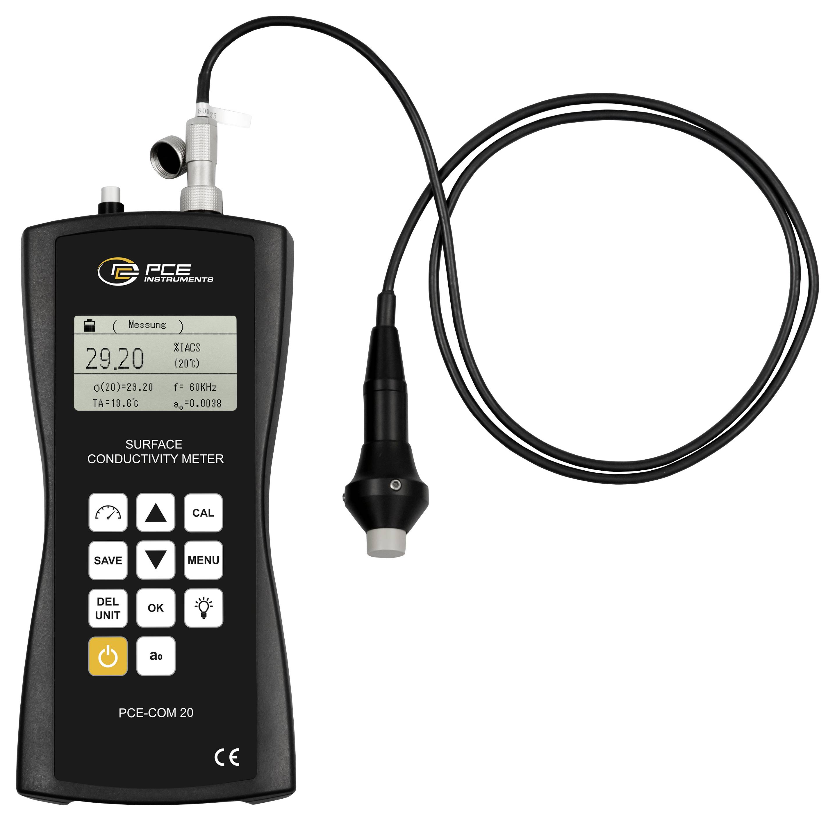 Tragbares PCE Oberflächenleitfähigkeitsmessgerät mit angebrachter Sonde und Spiralkabel, das eine digitale Anzeige auf dem Bildschirm zeigt.