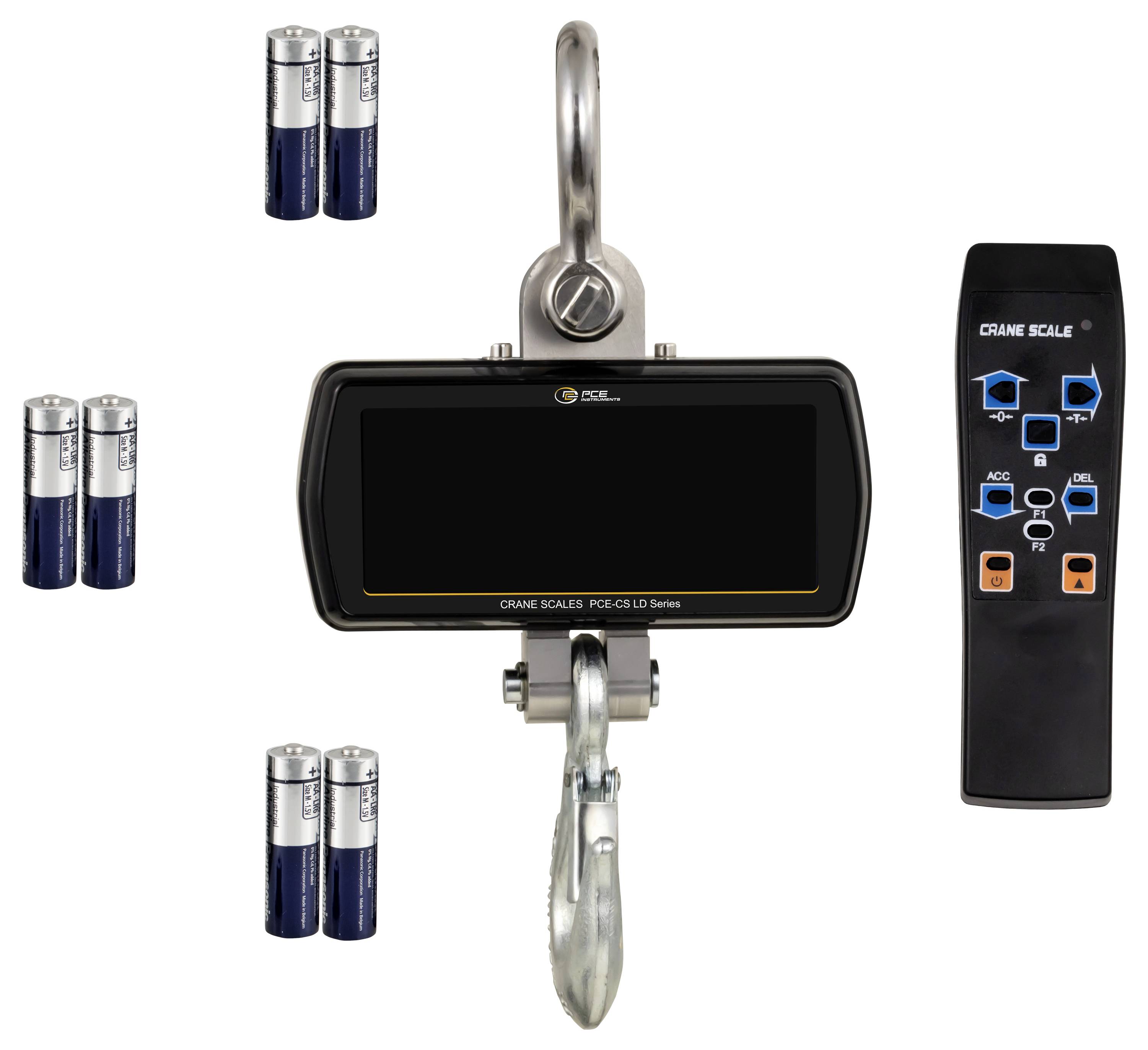 Digitale Kranwaage mit Haken und Fernbedienung, abgebildet mit sechs mitgelieferten Batterien.