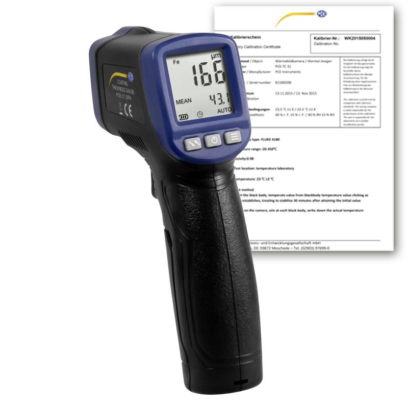 Tragbares digitales Schichtdickenmessgerät mit einer Anzeige von 16,6 Mikrometer und einem Kalibrierzertifikat dahinter.