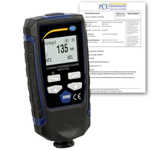 PCE-Schichtdickenmessgerät zeigt 135 µm an, mit Kalibrierzertifikat dahinter sichtbar.