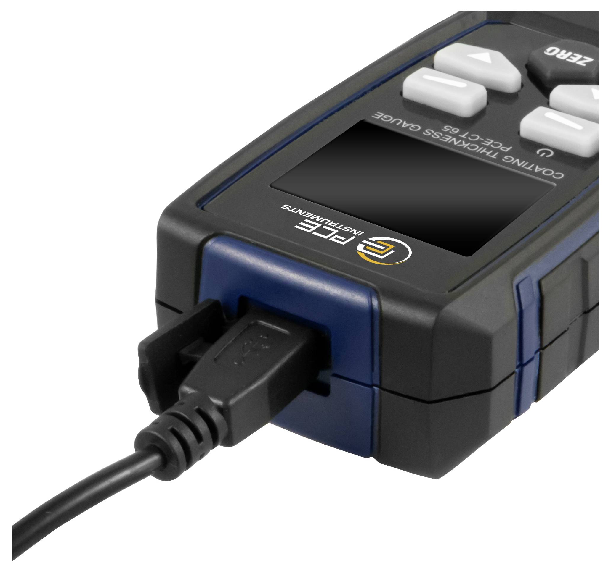 Tragbares USB-Kabel-Testgerät mit einem eingesteckten Kabel, das ein kleines Display und Steuertasten zum Testen von Netzwerk- oder Datenkabeln zeigt.