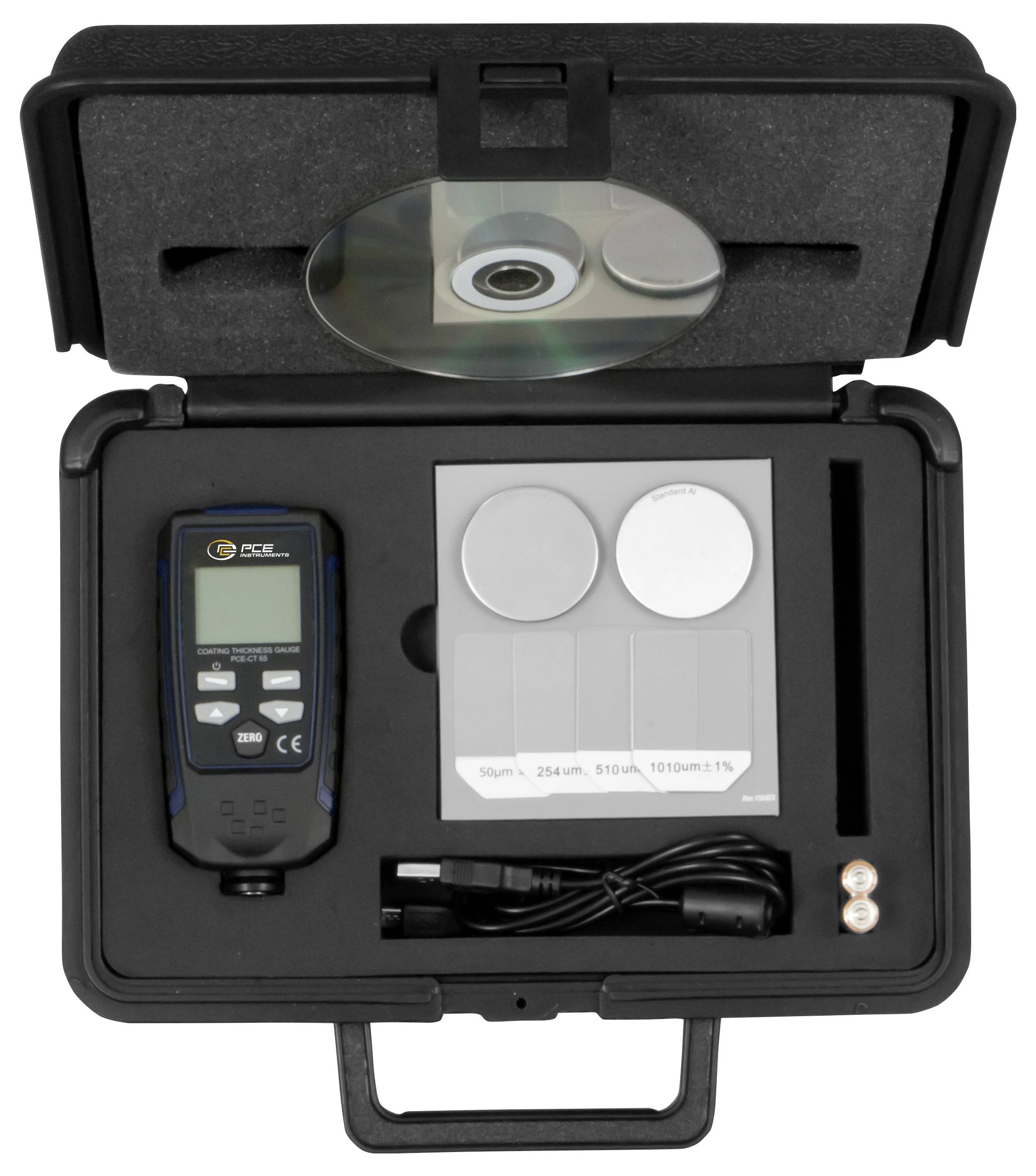 Tragbares optisches Messzubehör-Kit in einem schwarzen Transportkoffer mit tragbarem Messgerät, Kalibrierplatten, Objektträgern, Kabel und Batterien.