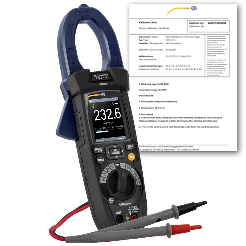 Stromzangenmessgerät zeigt 232,6 V mit Messleitungen an, daneben ein Werkskalibrierschein.