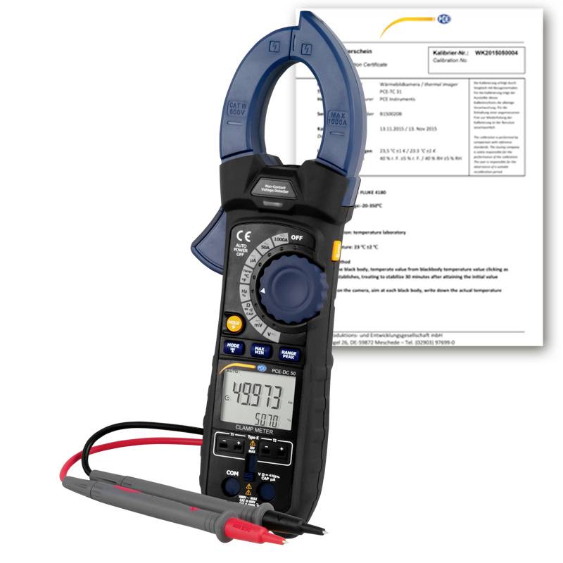 Stromzangenmessgerät mit Display und Prüfspitzen, dargestellt vor einem Kalibrierschein, der ein kalibriertes elektrisches Messinstrument kennzeichnet.