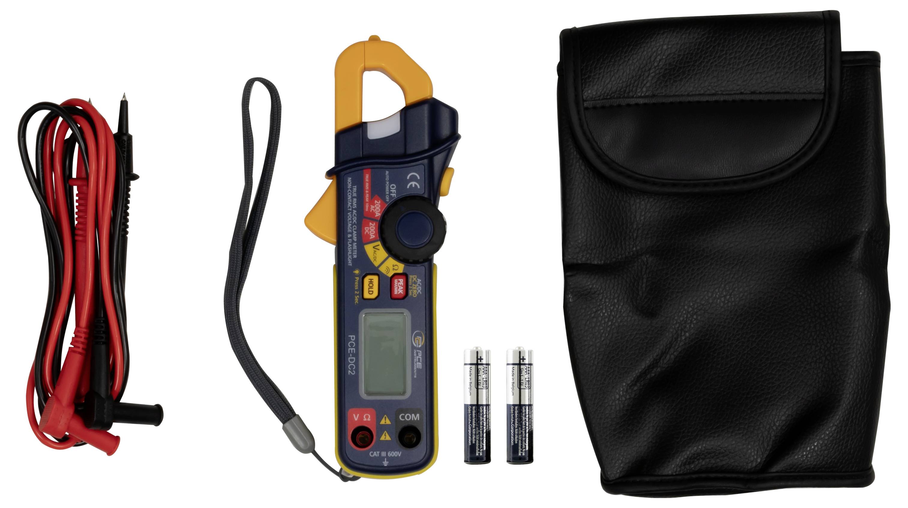 Digitale Zangenmultimeter mit roten Messleitern, zwei AAA-Batterien und einer schwarzen Transporttasche.