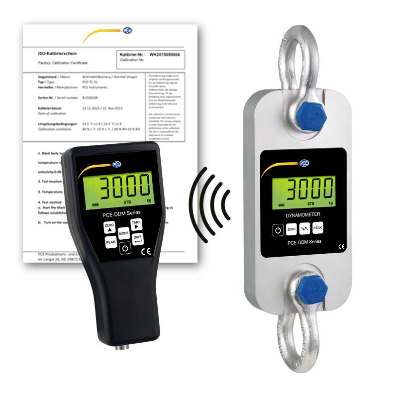 Tragbares kabelloses Dynamometer und an einem Haken montiertes Dynamometer zeigen beide 3000 an, mit einem Kalibrierzertifikat im Hintergrund, das die Messprüfung anzeigt.