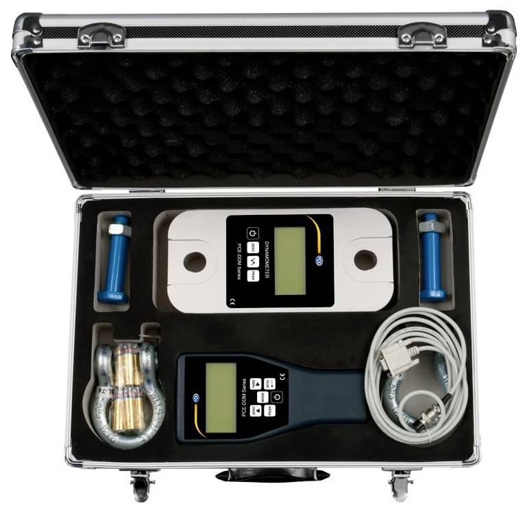 Offener Koffer mit zwei tragbaren elektronischen Geräten, blauen Sensoren-Werkzeugen, einem aufgerollten Kabel und Ersatzkomponenten in Schaumstoff-Polsterung.