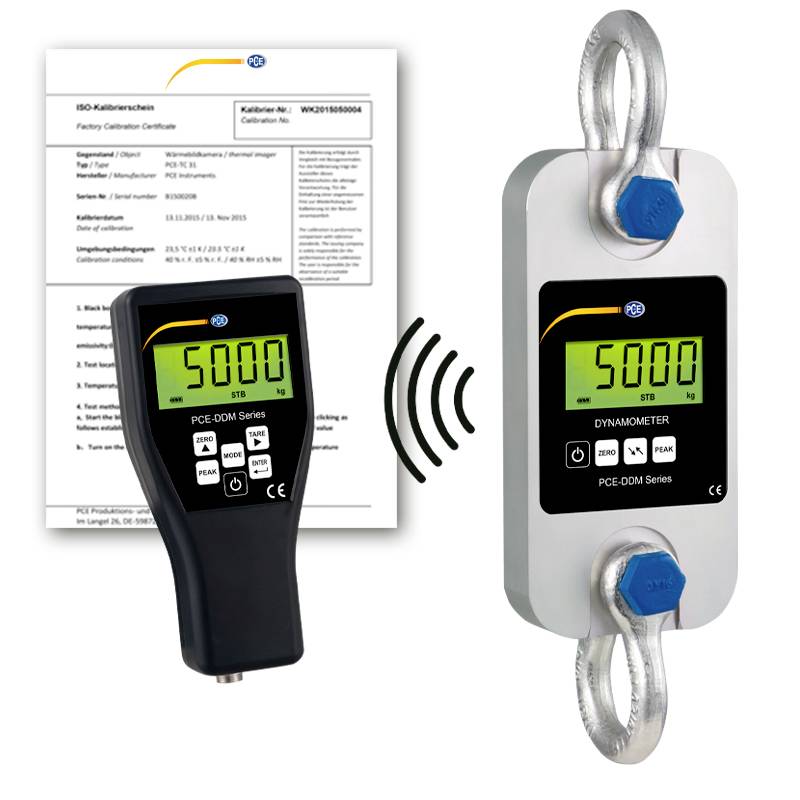 Zwei PCE-DOM digitale Messinstrumente dargestellt: ein tragbares Kalibriergerät vor einem Kalibrierzertifikat und ein hängendes Dynamometer, das 50,00 kg anzeigt.