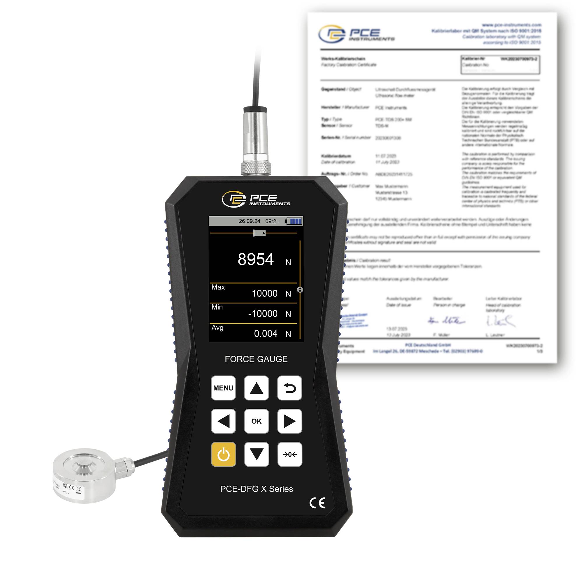 PCE digitales Kraftmessgerät zeigt 8954 N an, mit Sensor und Kalibrierzertifikat dahinter.