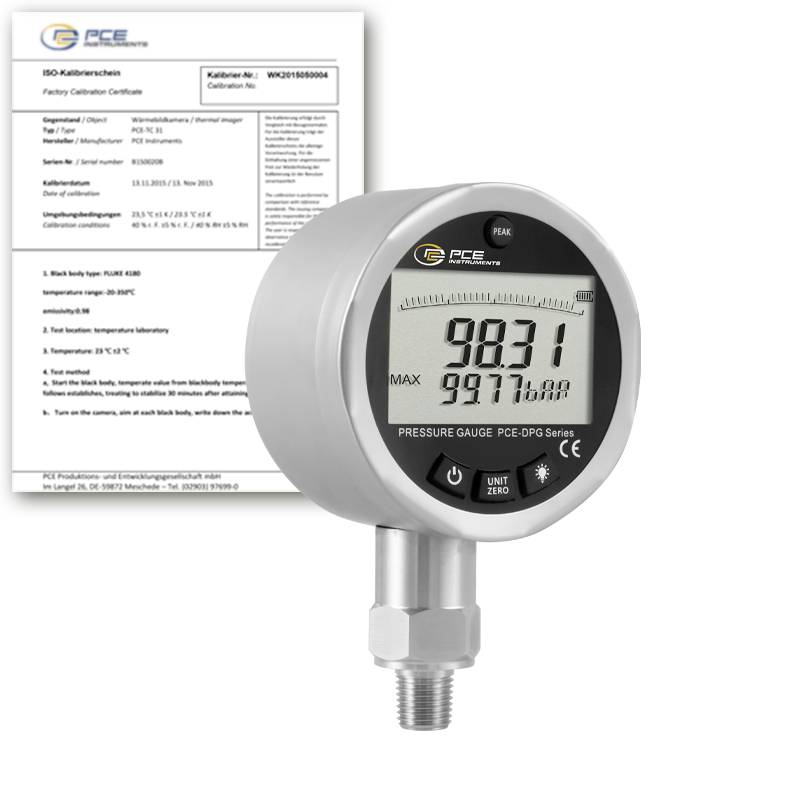 Digitales Druckmanometer mit Display, das 98,31 anzeigt, neben einem Kalibrierzertifikat-Dokument.