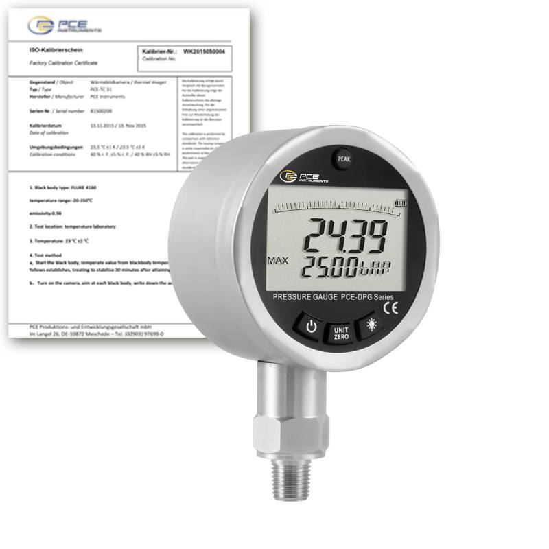 Digitales Druckmanometer mit LCD-Anzeige 24,39 und 2500 mbar, gezeigt mit einem Kalibrierzertifikat dahinter.