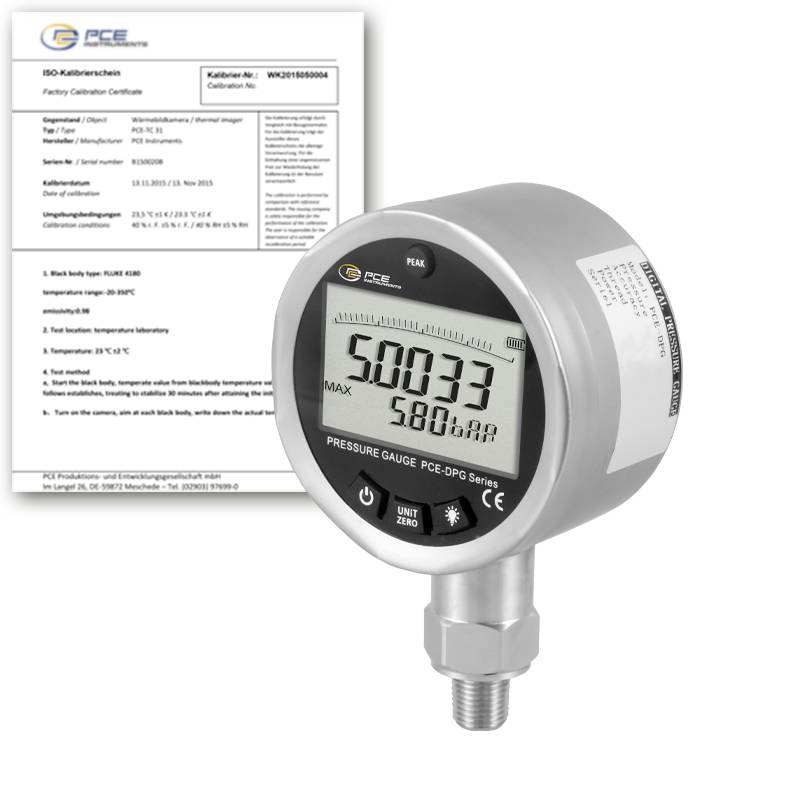 Digitales Druckmanometer mit großem Display zeigt 50,33 und 58,00 bar an, daneben ein Kalibrierzertifikat im Hintergrund.