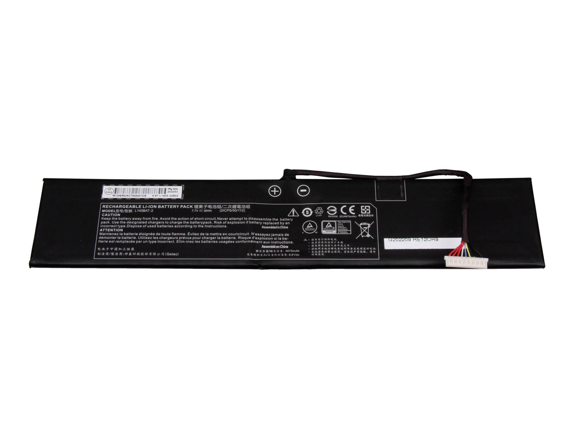 Schwarzes rechteckiges Laptop-Akku-Pack mit angeschlossenem Kabel und Stecker auf weißem Hintergrund.