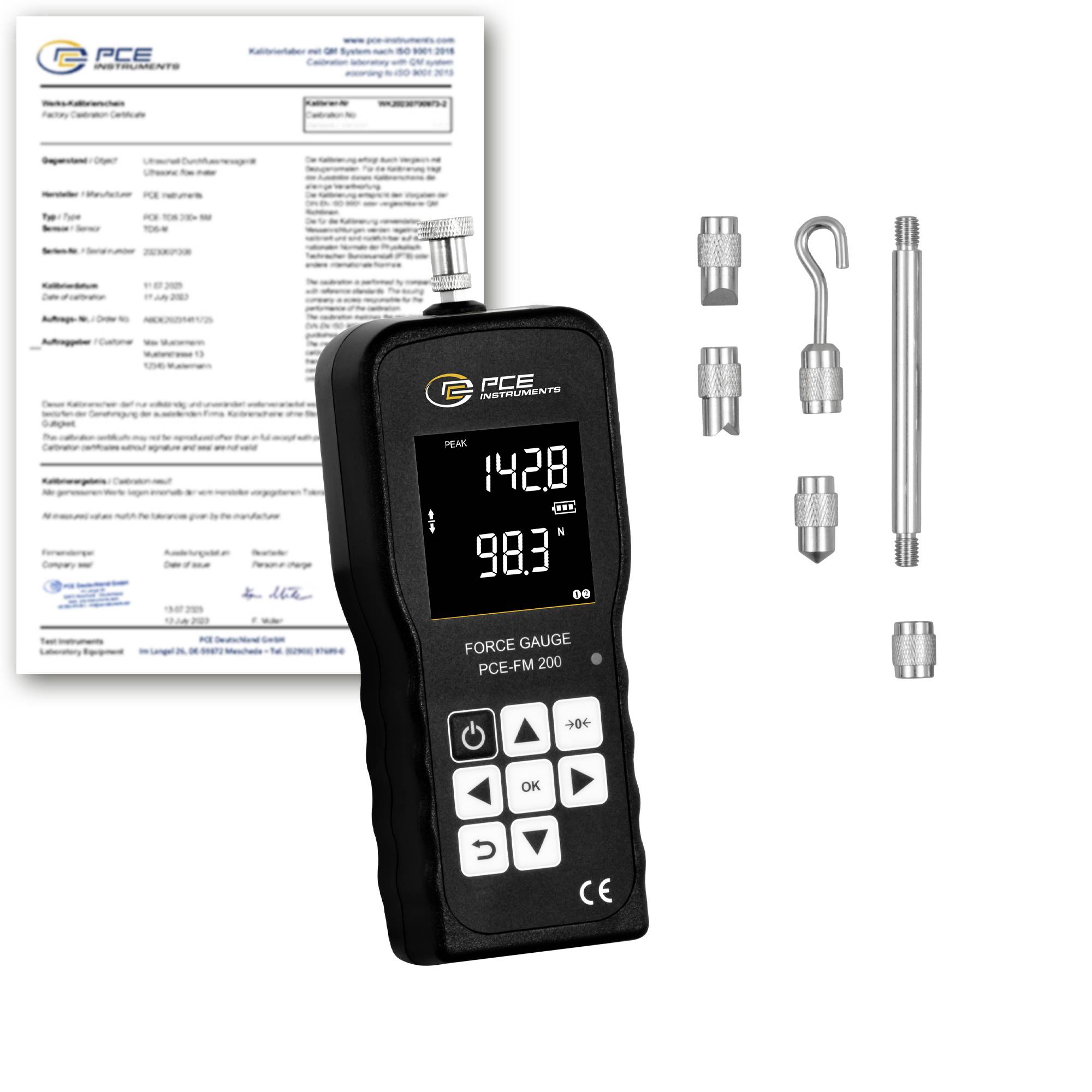 PCE-Kraftmessgerät mit Kalibrierzertifikat und daneben angezeigten austauschbaren Testadaptern.